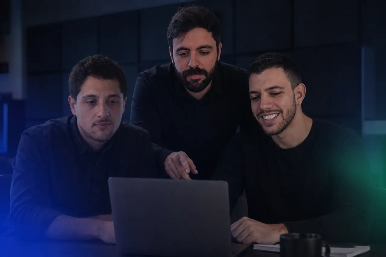 Equipe da Os Caras do Anúncio trabalhando em campanhas