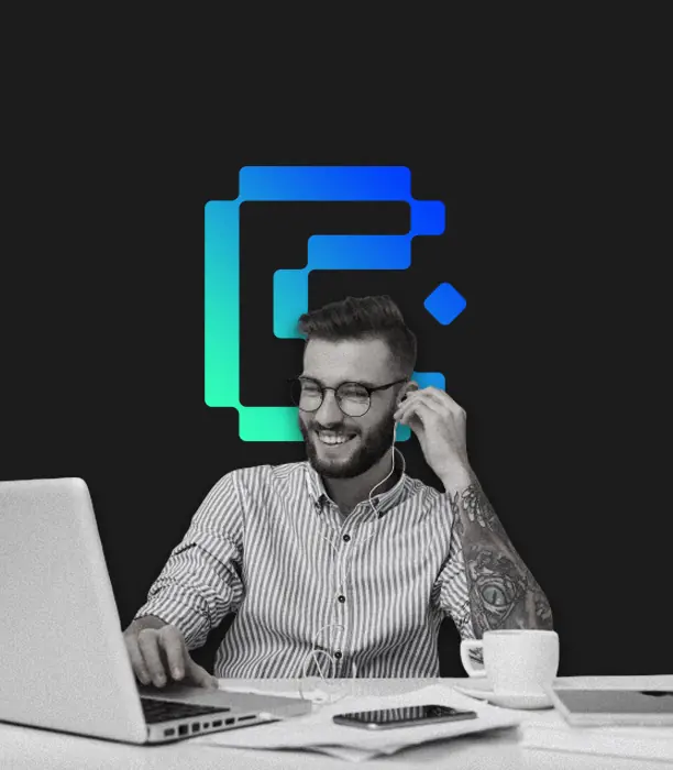 Especialista da Os Caras do Anúncio analisando campanhas de marketing digital