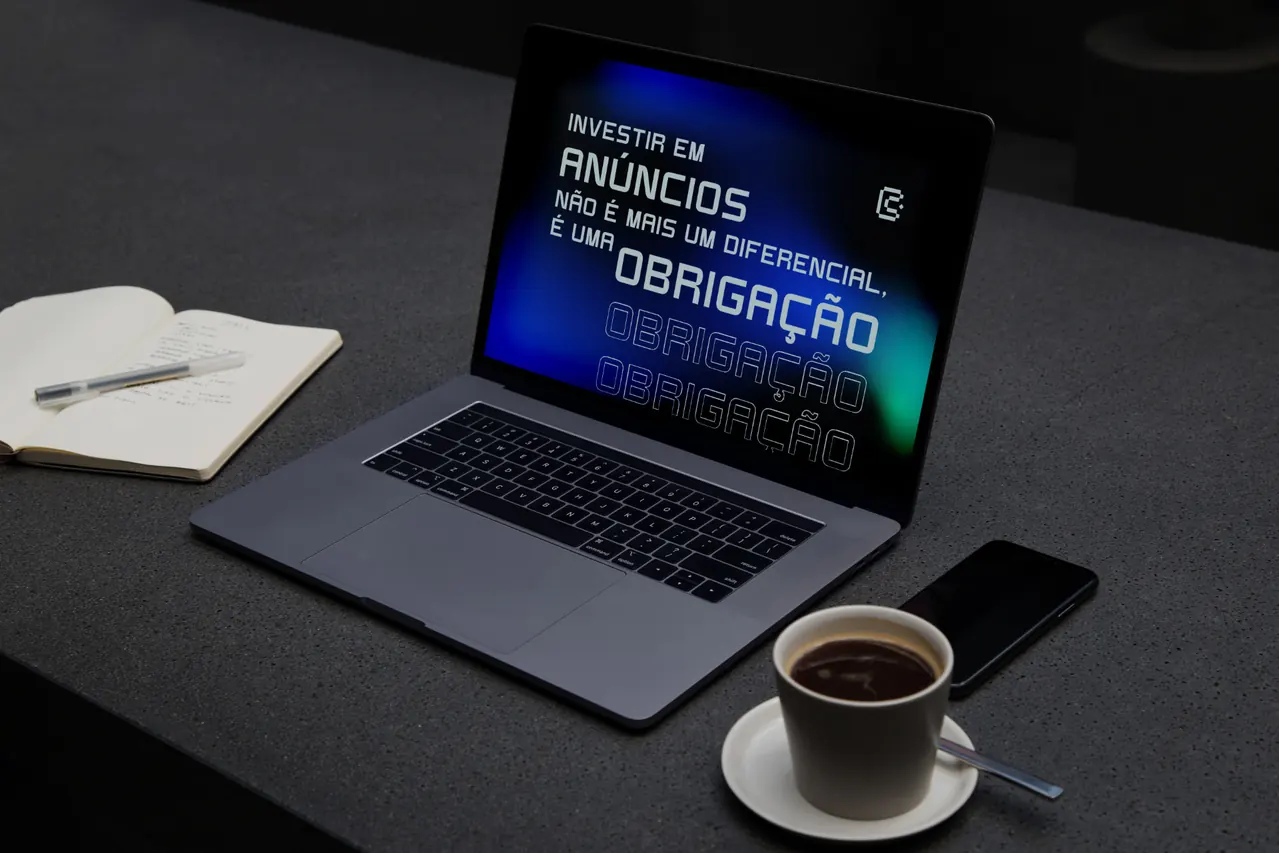 Campanha da Os Caras do Anúncio exibida em notebook